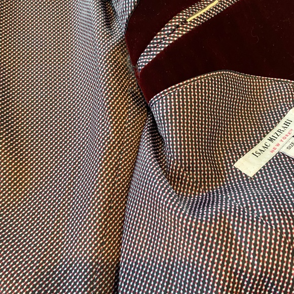 Boy's Burgundy Red Velvet Blazer by Isaac Mizrahi Size 6 - Picture 4 of 5